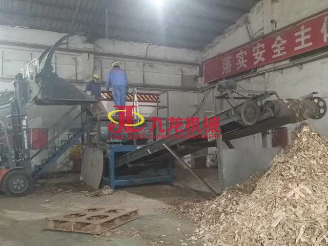 木托盤破碎(suì)現場(chǎng)