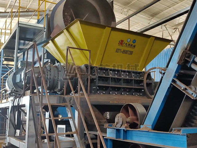 新鄉(xiāng)木片(piàn)擠(jǐ)碎機現場(chǎng)