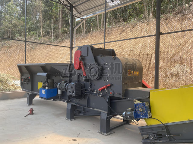 雲南蘆葦粉(fěn)碎機現場(chǎng)